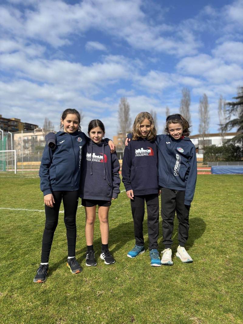 Nens i nenes entrenant a l'escola d'atletisme del Club Atletisme Figueres