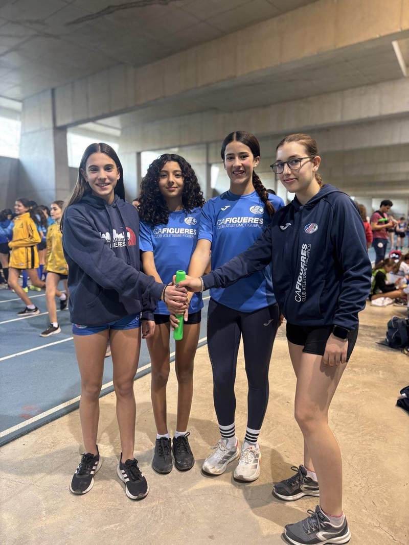 Atletes joves en una sessió de tecnificació al Club Atletisme Figueres