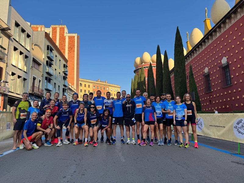 Grup de runners adults del Club Atletisme Figueres entrenant a Figueres